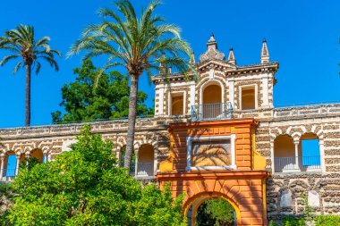 İspanya 'daki Real Alcazar de Sevilla bahçesinin ayrıcalıklı kapısı