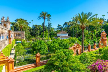 İspanya 'da Real Alcazar de Sevilla' daki Galeria de Grutesco 'ya bitişik güzel bir bahçe.