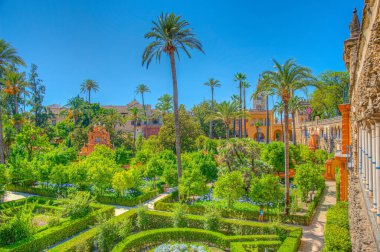 İspanya 'da Real Alcazar de Sevilla' daki Galeria de Grutesco 'ya bitişik güzel bir bahçe.