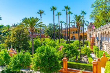 İspanya 'da Real Alcazar de Sevilla' daki Galeria de Grutesco 'ya bitişik güzel bir bahçe.