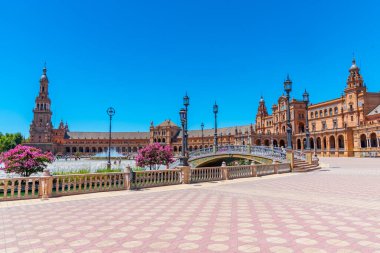İspanya, Sevilla Plaza de Espana 'da güneşli bir günde