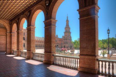 İspanya, Sevilla 'daki Plaza de Espana' da bir atari salonu manzarası