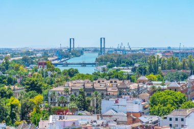 İspanya, Sevilla 'daki Centennial Köprüsü' nün havadan görünüşü