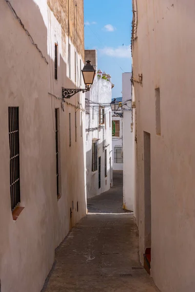 スペインのプエブロ ブランコスの一つ アルコス フロンテーラの旧市街の白塗り通り — ストック写真