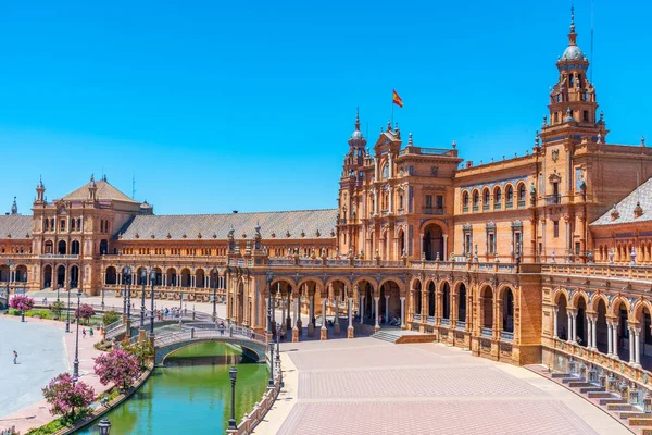 İspanya, Sevilla Plaza de Espana 'da güneşli bir günde