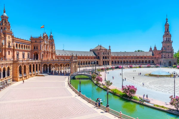 İspanya, Sevilla Plaza de Espana 'da güneşli bir günde