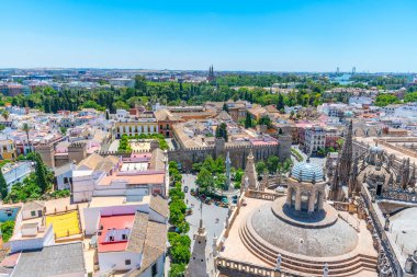 Gerçek Alcazar ve İspanya Plaza de Espana ile La Giralda kulesinden Sevilla 'nın hava manzarası