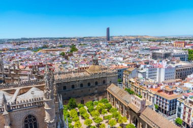 La Giralda Kulesi 'nden havadan Sevilla' nın boğa güreşi arenası ve Torre Sevilla, İspanya
