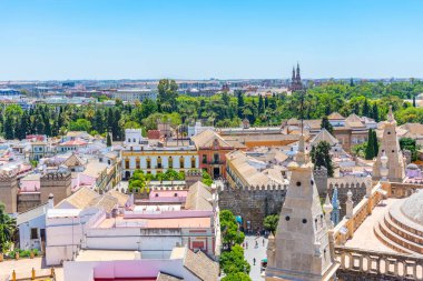 Gerçek Alcazar ve İspanya Plaza de Espana ile La Giralda kulesinden Sevilla 'nın hava manzarası