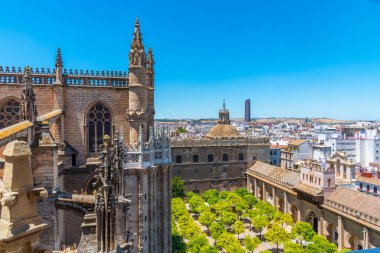 İspanya, Sevilla 'daki Giralda Kulesi' nden izlenen katedraldeki Patio de los naranjos.