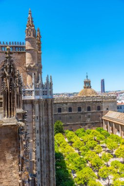 İspanya, Sevilla 'daki Giralda Kulesi' nden izlenen katedraldeki Patio de los naranjos.