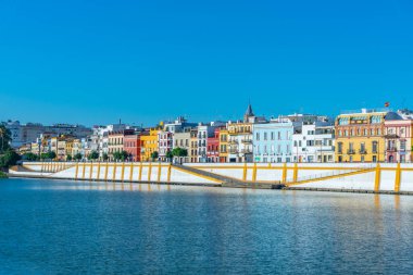 İspanya, Sevilla 'da Guadalquivir nehrinin arkasındaki Triana mahallesi.