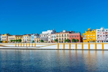 İspanya, Sevilla 'da Guadalquivir nehrinin arkasındaki Triana mahallesi.