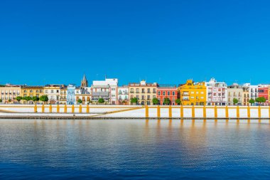 İspanya, Sevilla 'da Guadalquivir nehrinin arkasındaki Triana mahallesi.