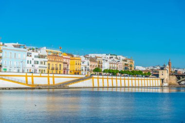 İspanya, Sevilla 'da Guadalquivir nehrinin arkasındaki Triana mahallesi.