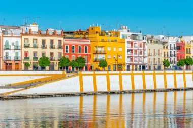 İspanya, Sevilla 'da Guadalquivir nehrinin arkasındaki Triana mahallesi.