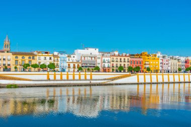 İspanya, Sevilla 'da Guadalquivir nehrinin arkasındaki Triana mahallesi.