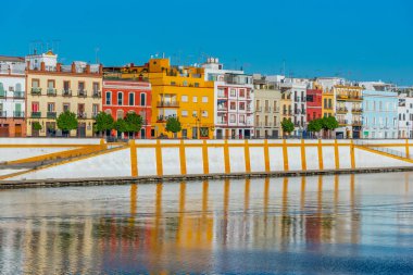 İspanya, Sevilla 'da Guadalquivir nehrinin arkasındaki Triana mahallesi.