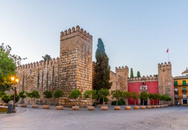 İspanya 'da Gerçek Alcazar de Sevilla' nın gündoğumu manzarası