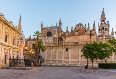 İspanya, Sevilla 'daki katedralin gün doğumu manzarası