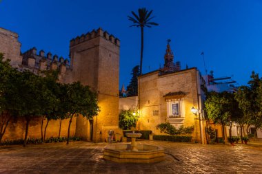 İspanya 'da Gerçek Alcazar de Sevilla' nın gündoğumu manzarası