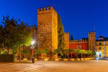 İspanya 'da Gerçek Alcazar de Sevilla' nın gündoğumu manzarası