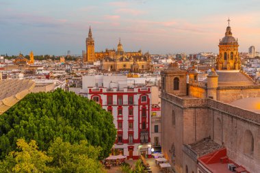 Sevilla 'daki kiliseler Setas de Sevilla mantar yapısından izleniyor, İspanya