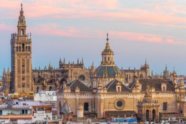 İspanya 'nın Sevilla kentindeki katedralin gün batımı manzarası