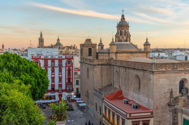 Sevilla 'daki kiliseler Setas de Sevilla mantar yapısından izleniyor, İspanya