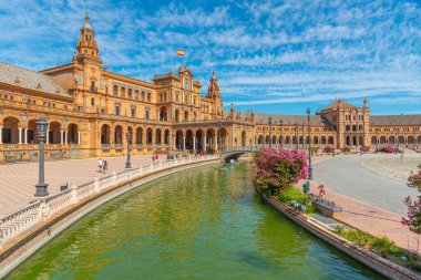 İspanya, Sevilla Plaza de Espana 'da güneşli bir günde