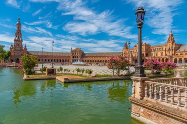 İspanya, Sevilla Plaza de Espana 'da güneşli bir günde