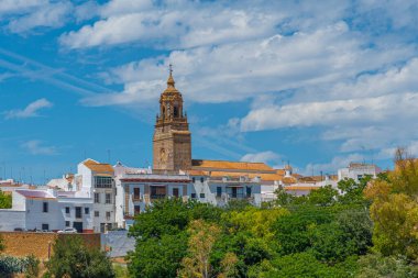 İspanya, Carmona 'daki San Bartolome kilisesinin çan kulesi.