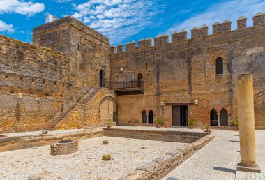 İspanya, Carmona 'daki Alcazar kalesinin ana avlusu.