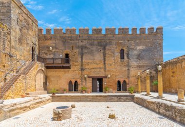 İspanya, Carmona 'daki Alcazar kalesinin ana avlusu.