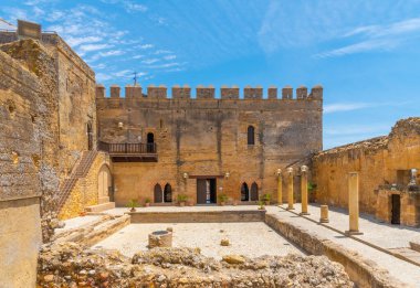 İspanya, Carmona 'daki Alcazar kalesinin ana avlusu.