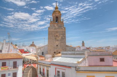İspanya, Carmona 'daki San Bartolome kilisesinin çan kulesi.