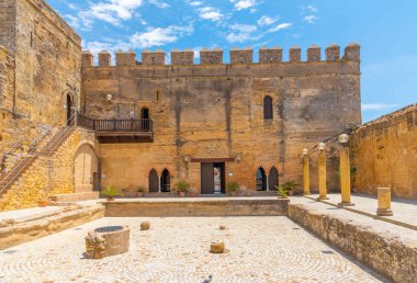 İspanya, Carmona 'daki Alcazar kalesinin ana avlusu.