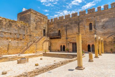 İspanya, Carmona 'daki Alcazar kalesinin ana avlusu.