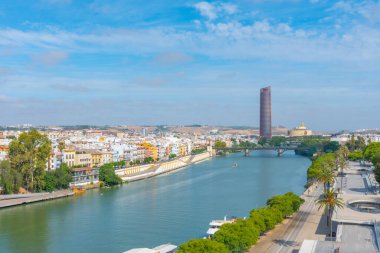 Guadalquivir 'in Riverside' ı ve İspanya 'da Torre Sevilla.