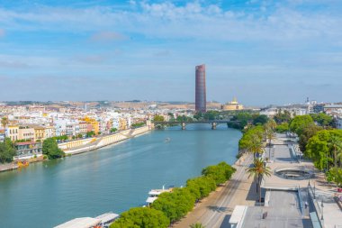 Guadalquivir 'in Riverside' ı ve İspanya 'da Torre Sevilla.