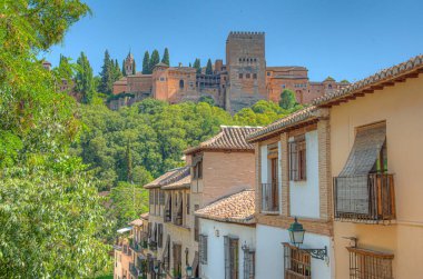 Alhambra Sarayı, İspanya 'nın Granada bölgesindeki Albaicin ilçesinde bir sokaktan izlendi.