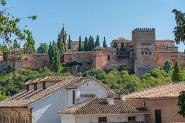 Alhambra Sarayı, İspanya 'nın Granada bölgesindeki Albaicin ilçesinde bir sokaktan izlendi.