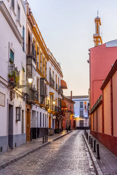 Calle Estrecha Casco Antiguo Sevilla Amanecer España —  Fotos de Stock