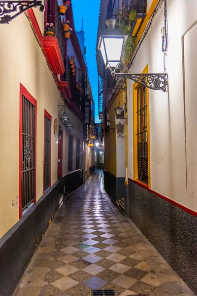 Smalle Straat Oude Stad Van Sevilla Tijdens Zonsopgang Spanje — Stockfoto