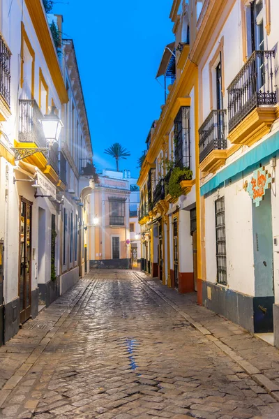 Smalle Straat Oude Stad Van Sevilla Tijdens Zonsopgang Spanje — Stockfoto
