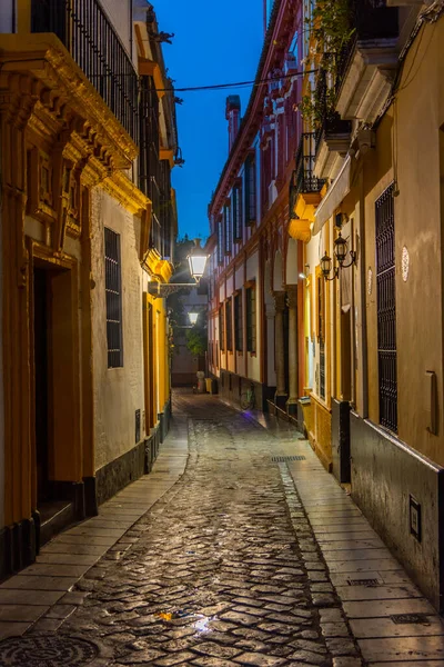 İspanya 'nın eski Sevilla kasabasında güneş doğarken dar bir sokakta.