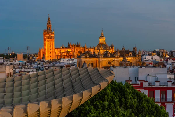 Nattutsikt Över Den Upplysta Katedralen Sevilla Spanien — Stockfoto