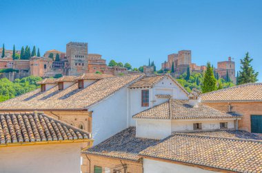 Alhambra Sarayı, İspanya 'nın Granada bölgesindeki Albaicin ilçesinde bir sokaktan izlendi.