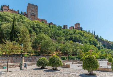 İspanya 'nın Granada şehrinde Paseo de los Tristes' ten görülen Alhambra Sarayı