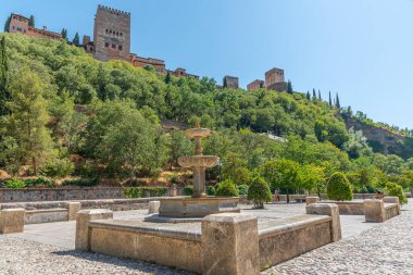 İspanya 'nın Granada şehrinde Paseo de los Tristes' ten görülen Alhambra Sarayı